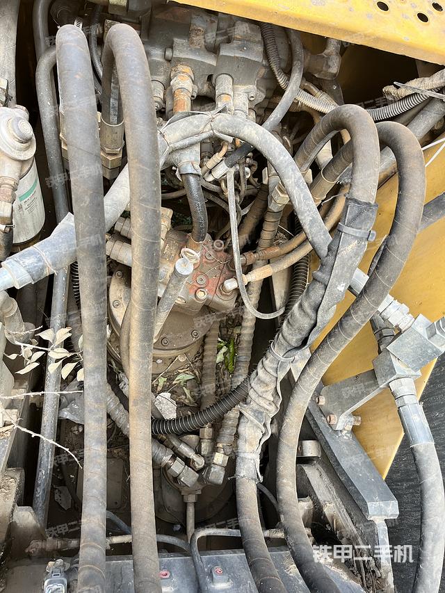 回转马达和主控阀（整机外观）