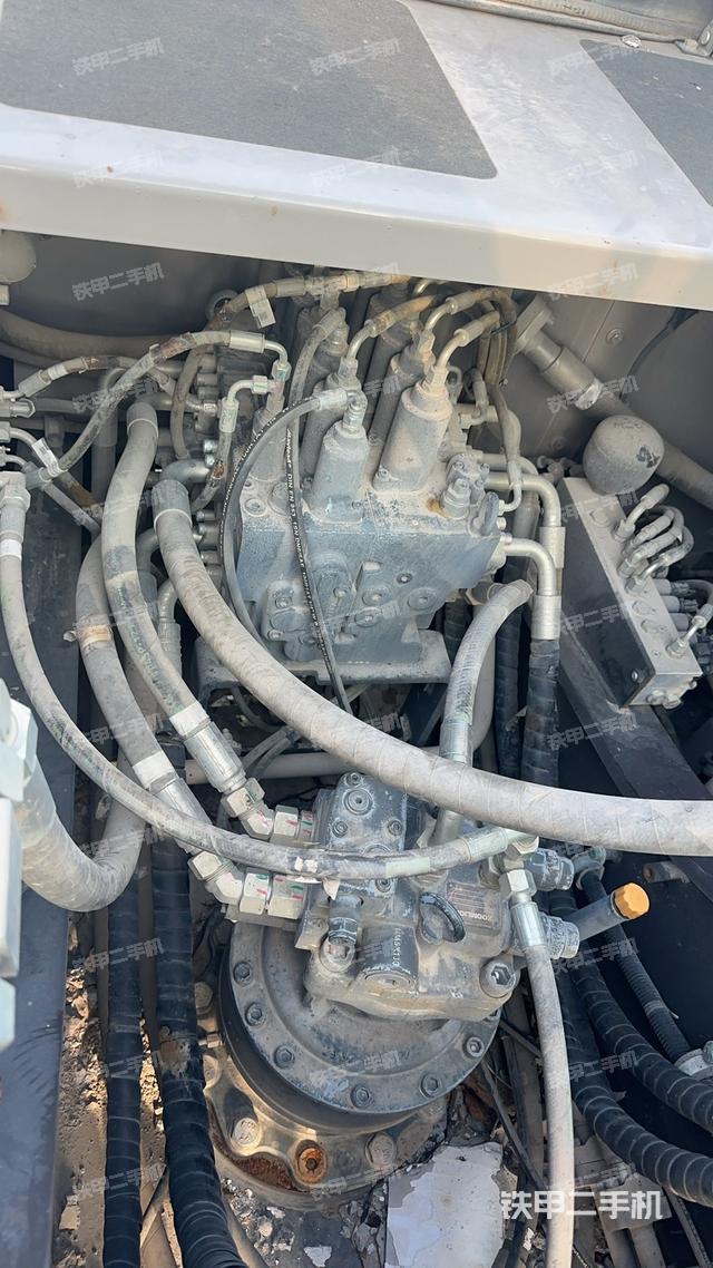 液压泵舱室正面整体（整机外观）