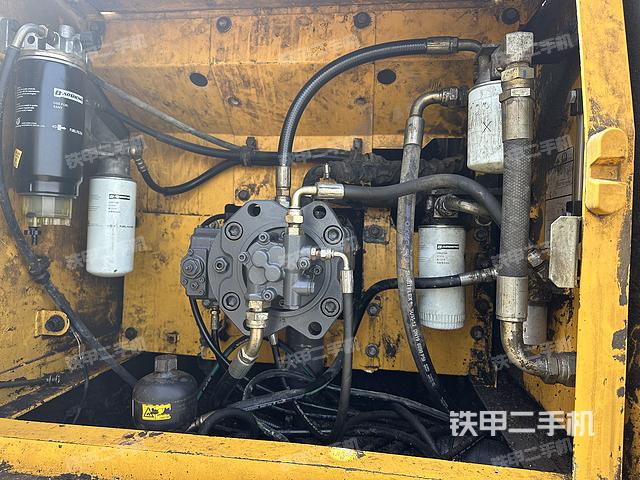 液压泵舱室正面整体（整机外观）