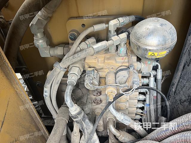 回转马达和主控阀（整机外观）