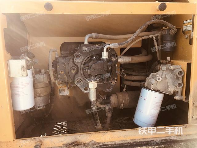 液压泵舱室正面整体（整机外观）