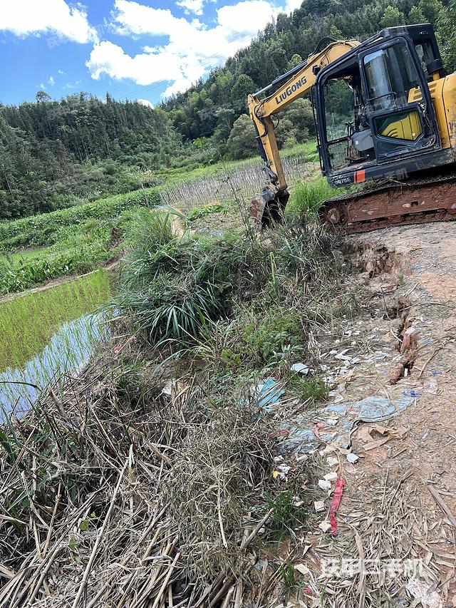 單側(cè)履帶整體（整機(jī)外觀）