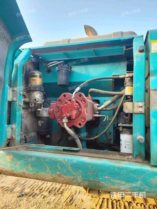 液压泵舱室正面整体（整机外观）