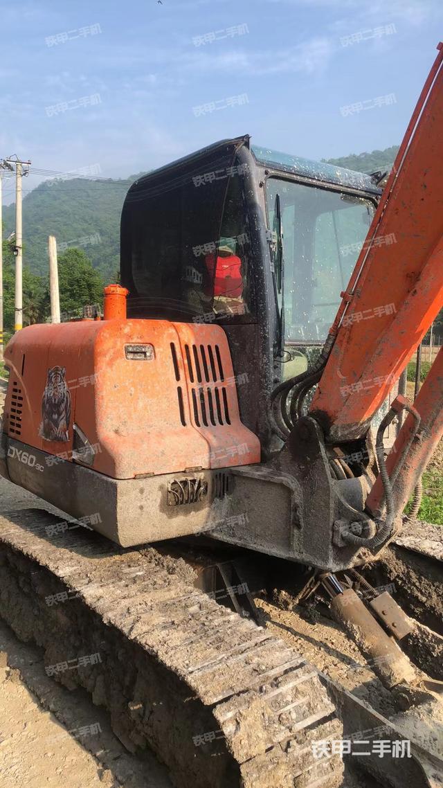 液压泵舱室正面整体（整机外观）