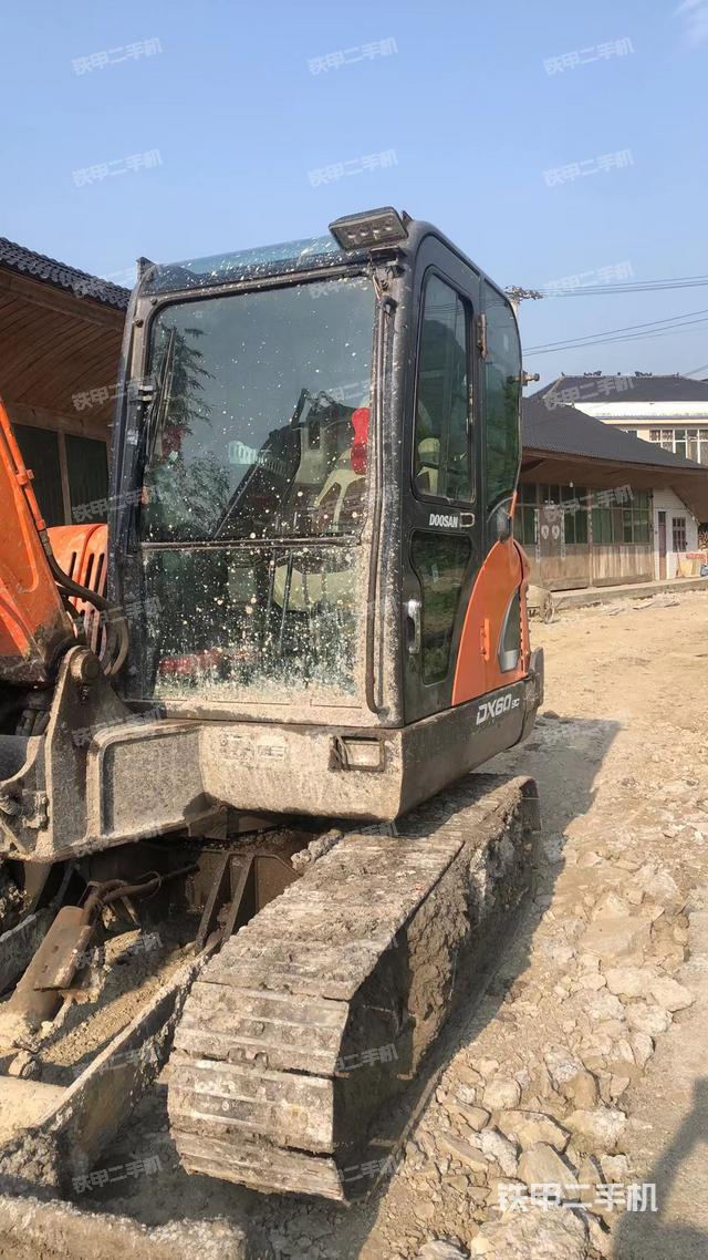 驾驶室顶部（整机外观）