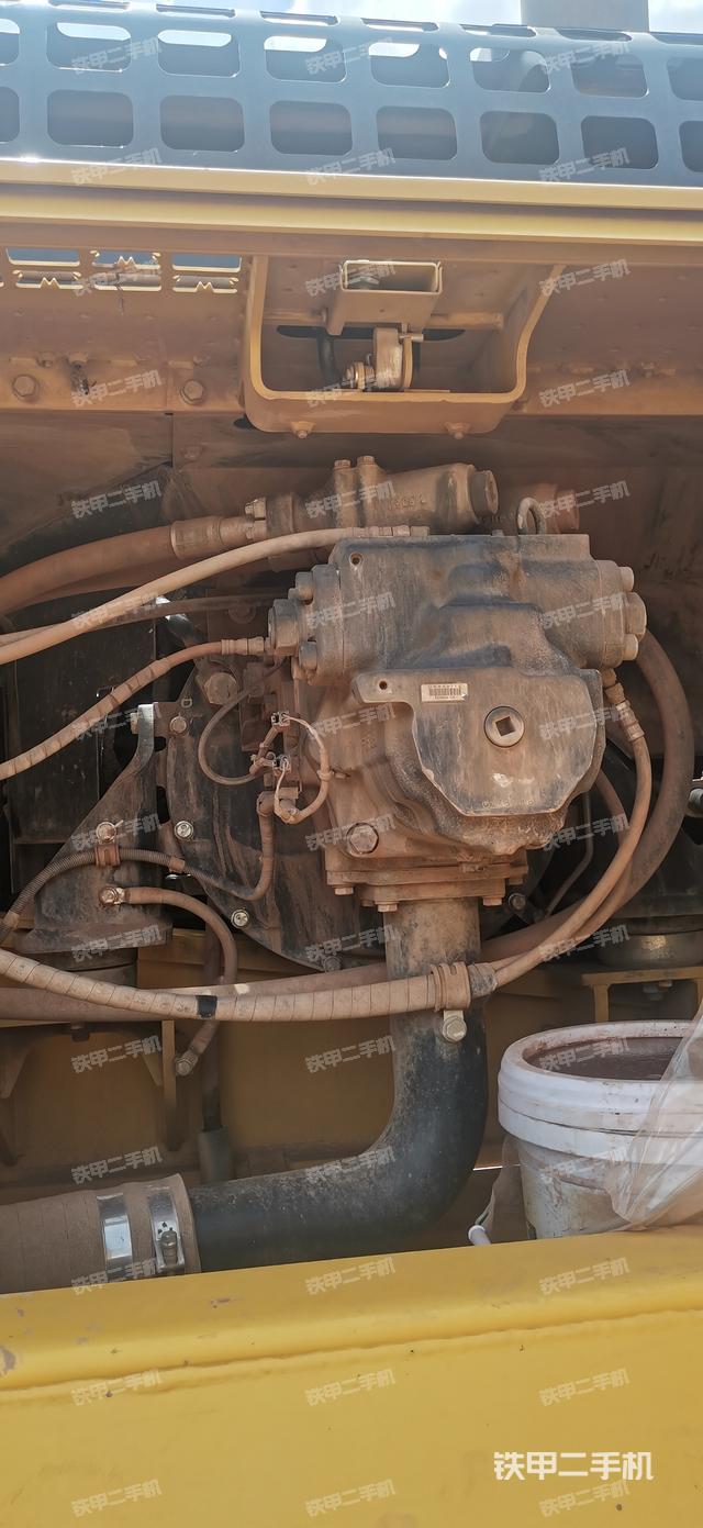 液压泵舱室正面整体（整机外观）