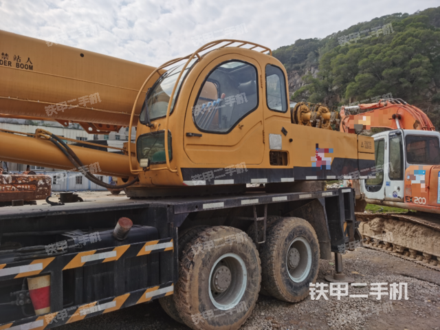 駕駛室操作臺（設(shè)備外觀及核心部件）