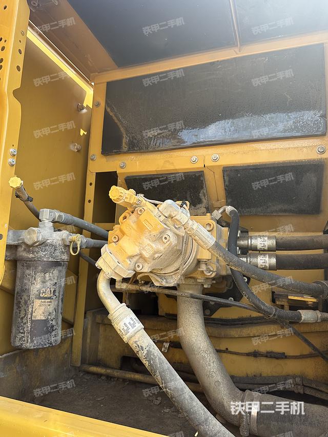 液压泵舱室正面整体（整机外观）