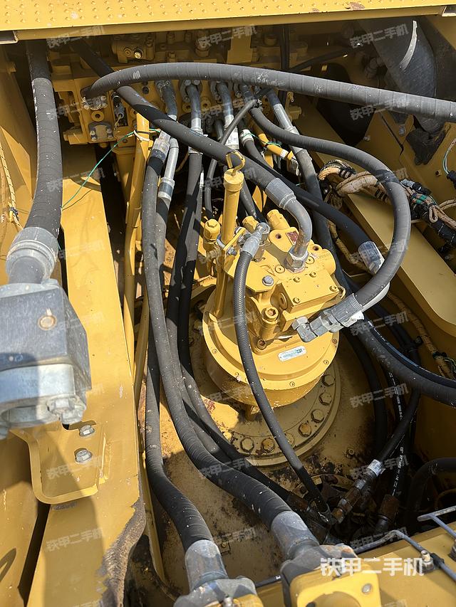 回转马达和主控阀（整机外观）