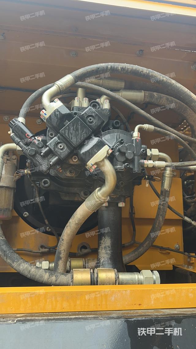 液压泵舱室正面整体（整机外观）