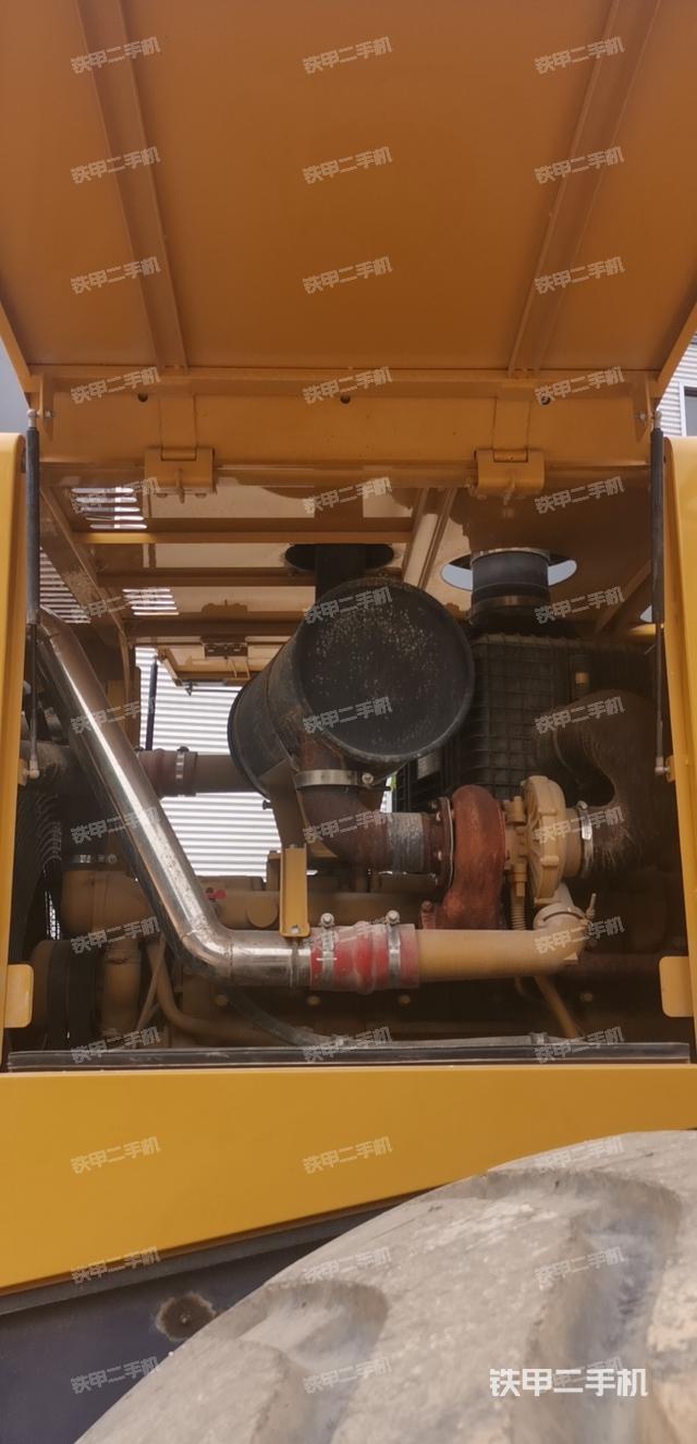 發(fā)動機(jī)右側(cè)（整機(jī)外觀及大件）