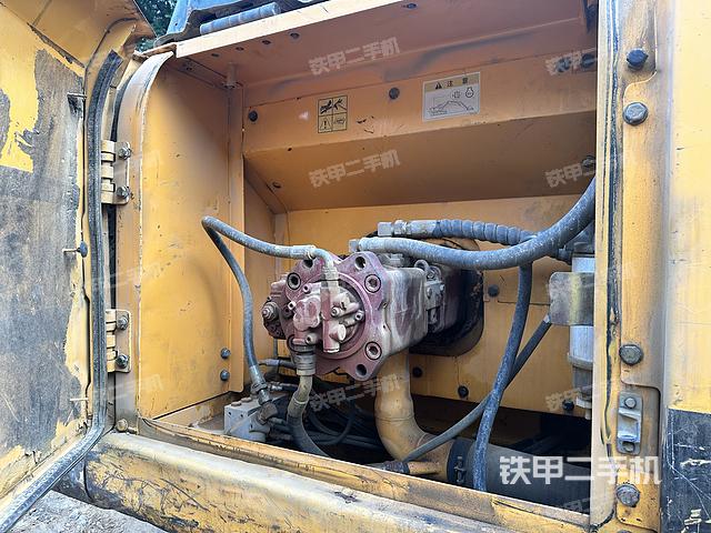 液压泵舱室正面整体（整机外观）