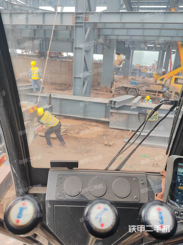 駕駛室操作臺(tái)（設(shè)備外觀及核心部件）