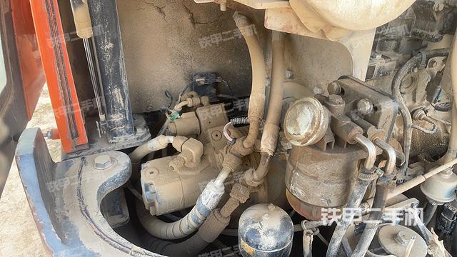 液压泵舱室正面整体（整机外观）