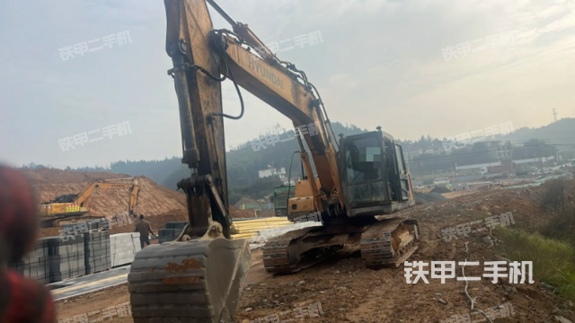 现代R215-7C挖掘机