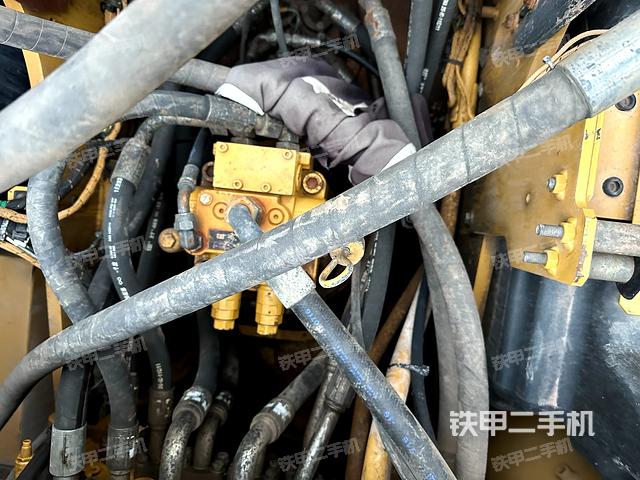 回轉(zhuǎn)馬達(dá)和主控閥（整機(jī)外觀）