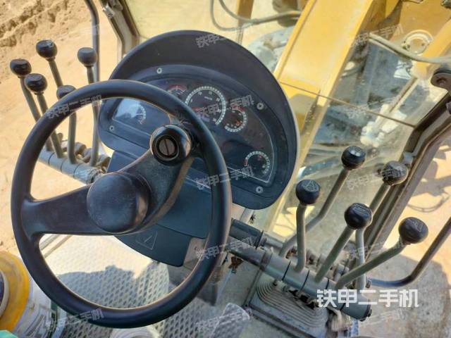 駕駛室操作臺(tái)（設(shè)備外觀及核心部件）