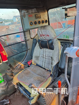 駕駛室整體(整機(jī)外觀) 駕駛室整體(整機(jī)外觀)