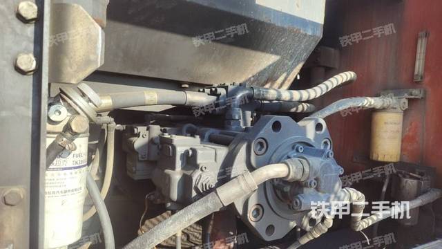 液壓泵艙室正面整體（整機外觀）