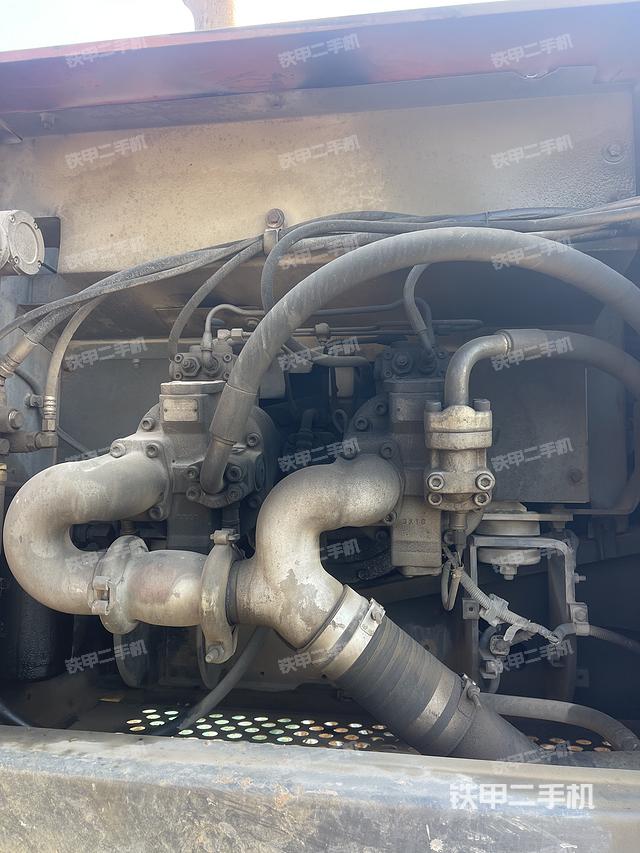 液压泵舱室正面整体（整机外观）