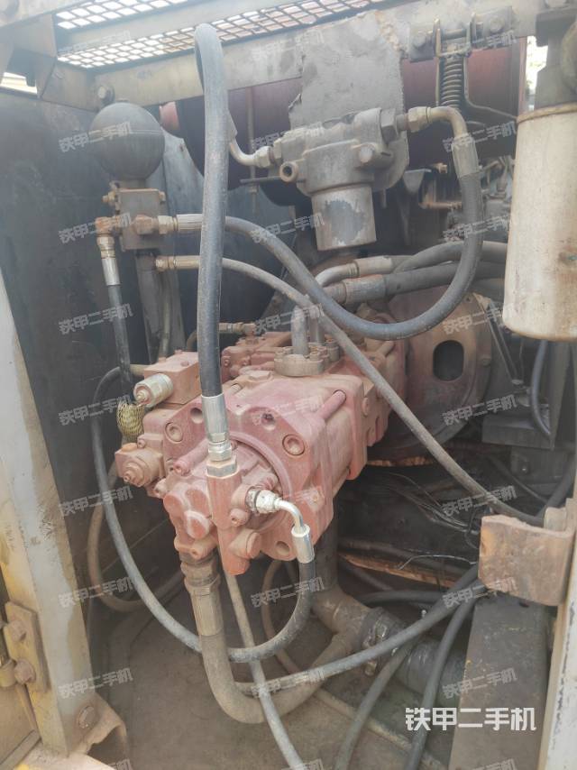 液壓泵艙室正面整體(整機(jī)外觀) 液壓泵艙室正面整體(整機(jī)外觀)