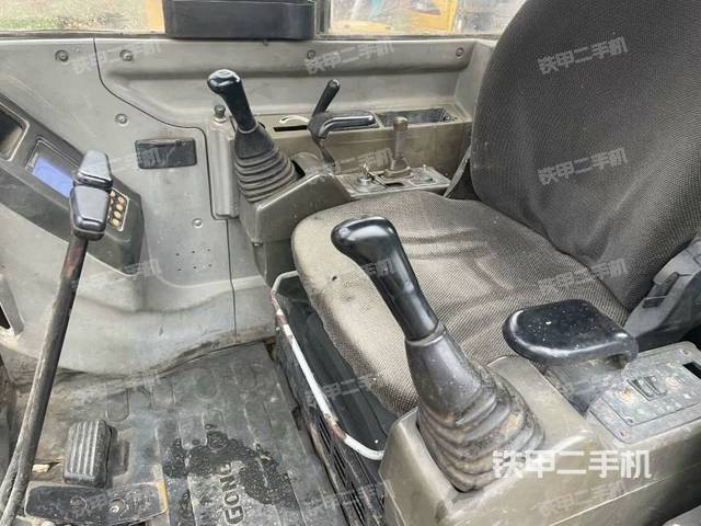 駕駛室頂部(整機(jī)外觀) 駕駛室頂部(整機(jī)外觀)