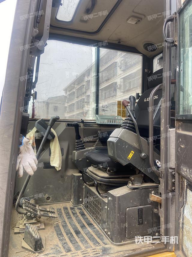 駕駛室整體(整機(jī)外觀) 駕駛室整體(整機(jī)外觀)