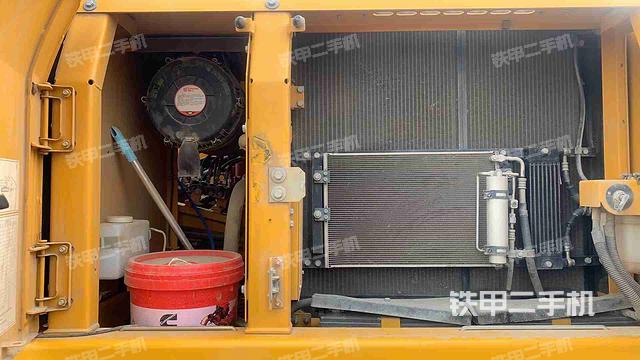 液壓泵艙室正面整體（整機外觀）