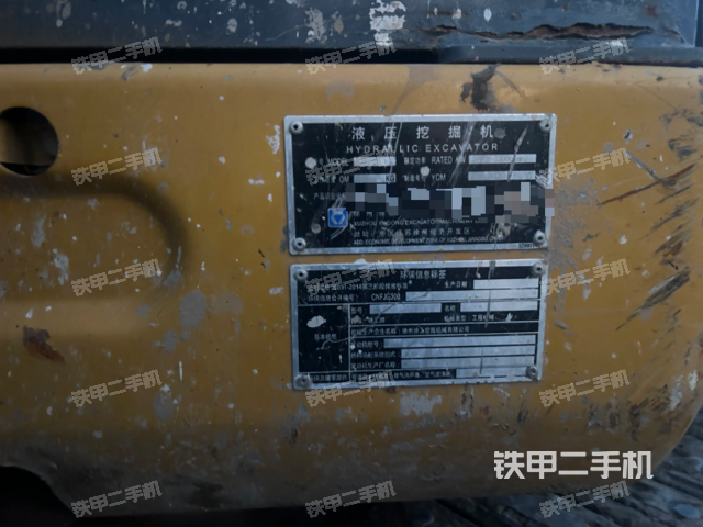 液壓泵艙室正面整體（整機外觀）