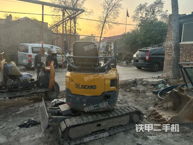 駕駛室頂部（整機外觀）