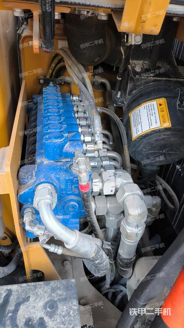 回轉(zhuǎn)馬達(dá)和主控閥（整機(jī)外觀）