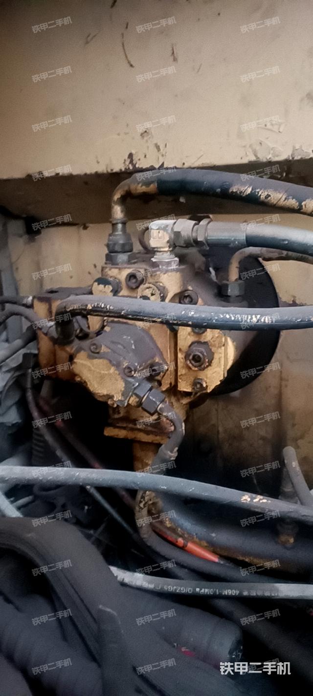 液壓泵艙室正面整體(整機(jī)外觀) 液壓泵艙室正面整體(整機(jī)外觀)