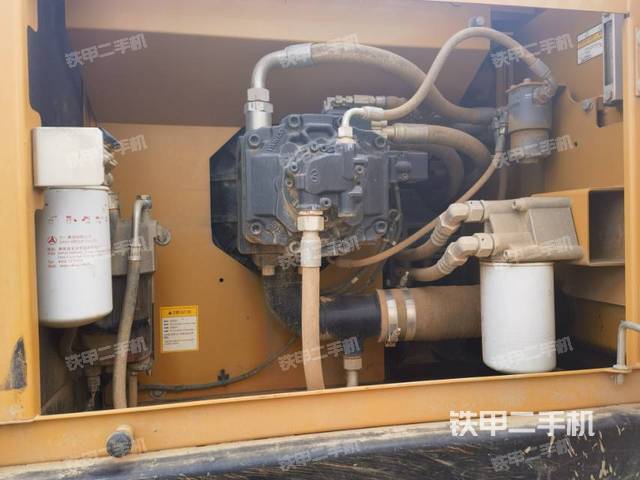 液压泵舱室正面整体（整机外观）