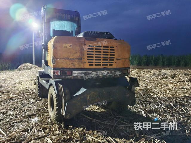 單側(cè)履帶整體(整機(jī)外觀) 單側(cè)履帶整體(整機(jī)外觀)