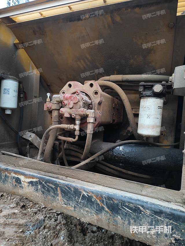 液壓泵艙室正面整體(整機(jī)外觀) 液壓泵艙室正面整體(整機(jī)外觀)