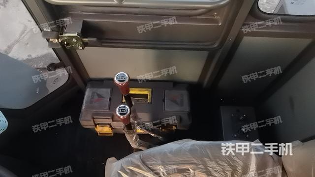 駕駛室操作臺(tái)(整機(jī)外觀及大件) 駕駛室操作臺(tái)(整機(jī)外觀及大件)