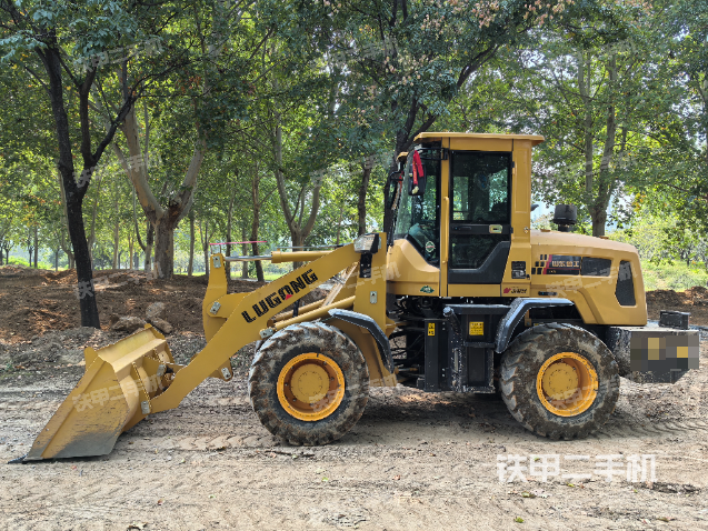 駕駛室操作臺(整機(jī)外觀及大件) 駕駛室操作臺(整機(jī)外觀及大件)