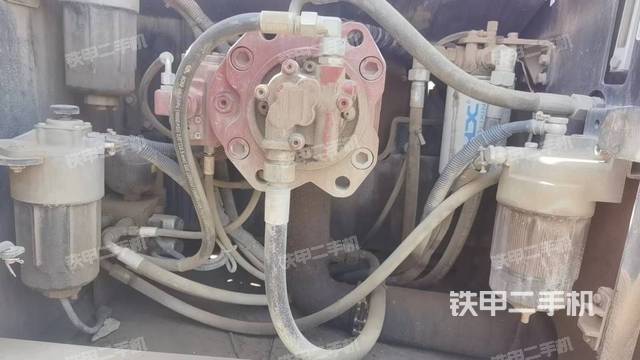 液壓泵艙室正面整體(整機(jī)外觀) 液壓泵艙室正面整體(整機(jī)外觀)