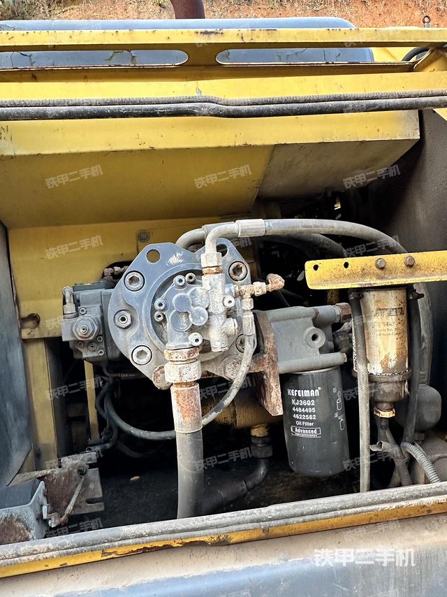 液壓泵艙室正面整體（整機外觀）