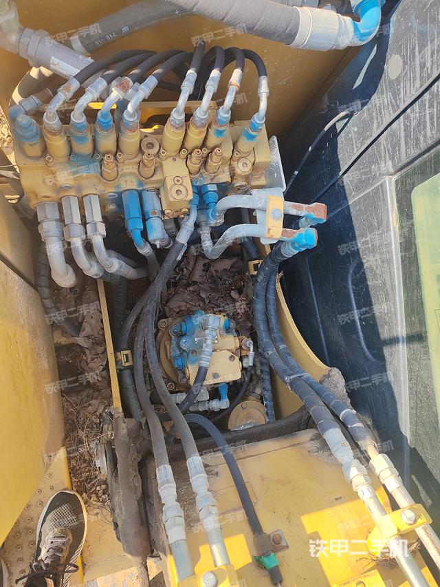 回轉(zhuǎn)馬達(dá)和主控閥（整機(jī)外觀）