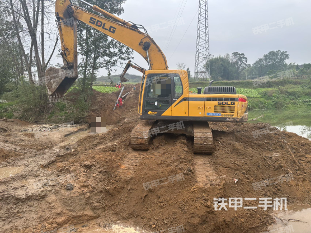 駕駛室整體(整機(jī)外觀) 駕駛室整體(整機(jī)外觀)