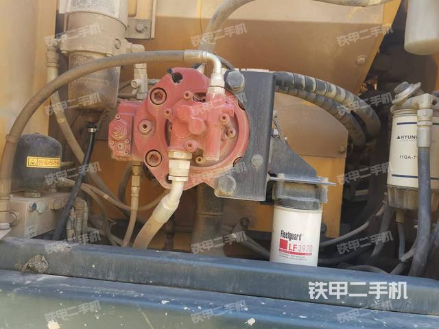 液压泵舱室正面整体（整机外观）