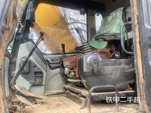 駕駛室整體(整機(jī)外觀) 駕駛室整體(整機(jī)外觀)