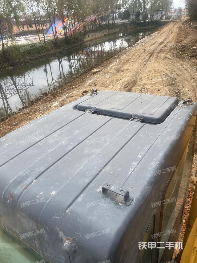 駕駛室頂部(整機(jī)外觀) 駕駛室頂部(整機(jī)外觀)