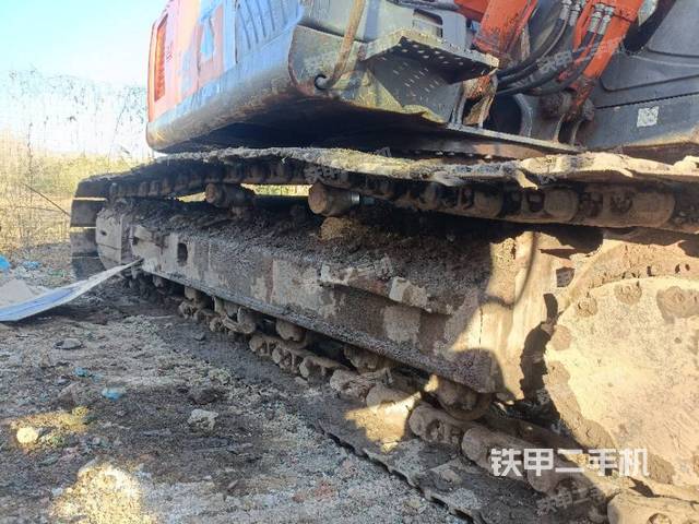 單側(cè)履帶整體(整機(jī)外觀) 單側(cè)履帶整體(整機(jī)外觀)