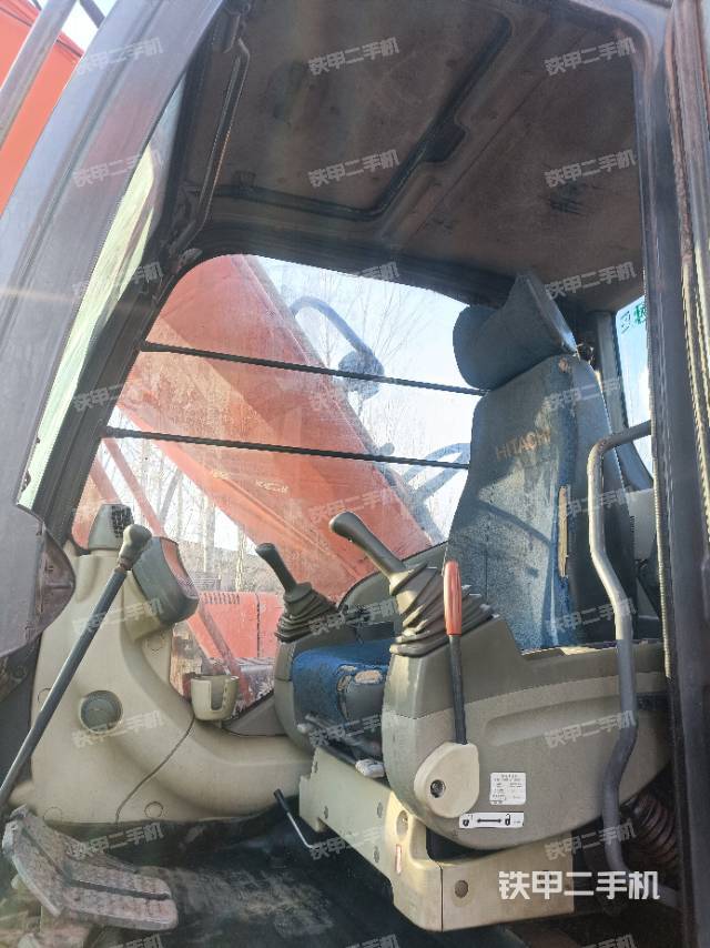 駕駛室整體(整機(jī)外觀) 駕駛室整體(整機(jī)外觀)