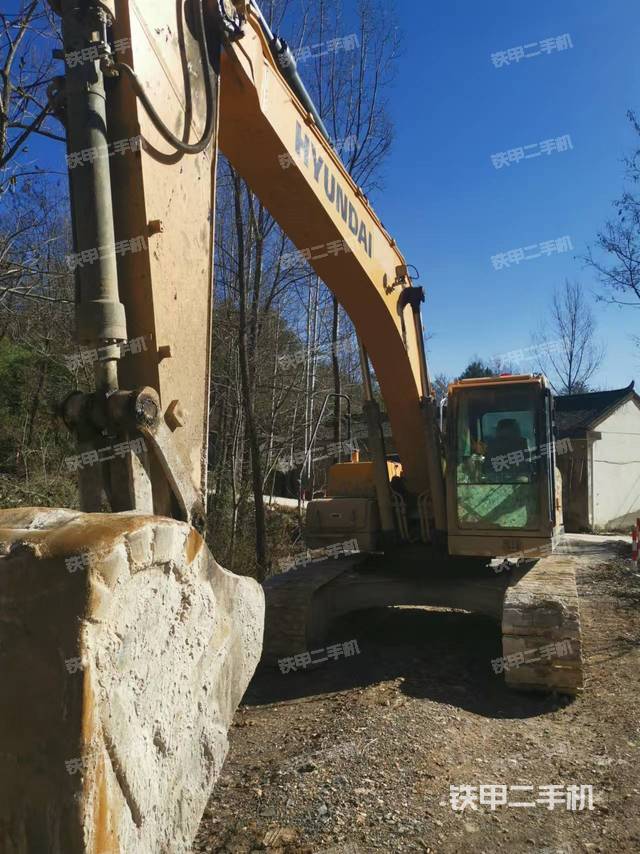 現(xiàn)代R225LVS挖掘機
