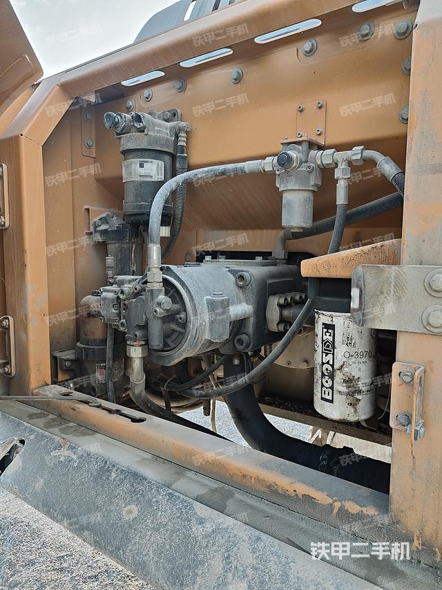 液壓泵艙室正面整體（整機外觀）