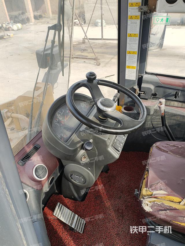 駕駛室工作臺(tái)（整機(jī)外觀及大件）