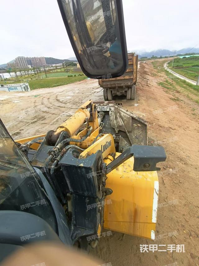 發(fā)動機右側(cè)（整機外觀及大件）